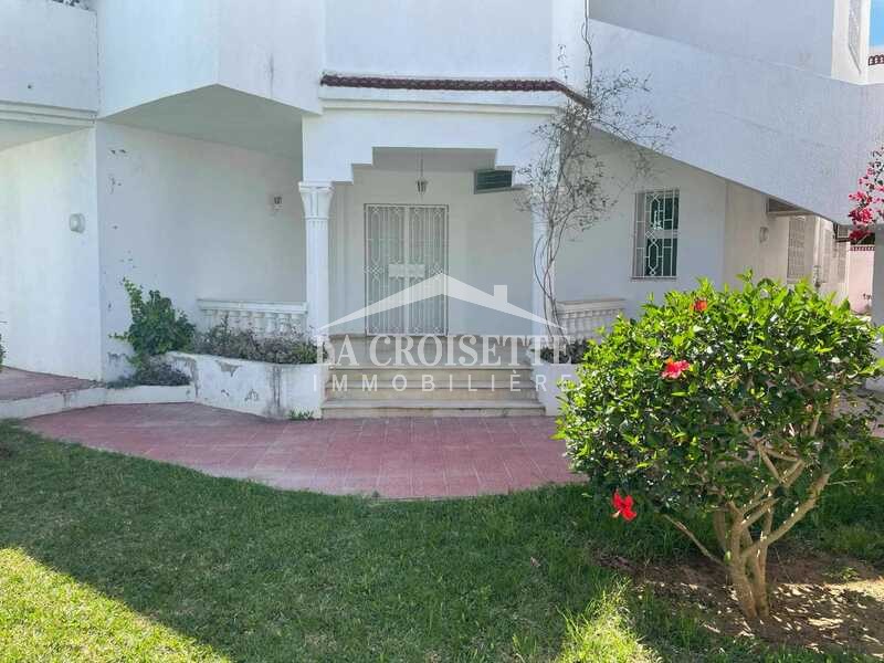 Villa S+4 classique avec deux appartement S+2 modernes à La Soukra